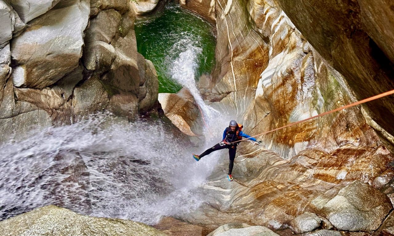 <span style="font-size:1.5em;"> CANYONING </span><br/> Canyoning au Tessin <br/> /// Août 2025 /// <br/><span style="color: #b0cc00;"> Places disponibles </span>