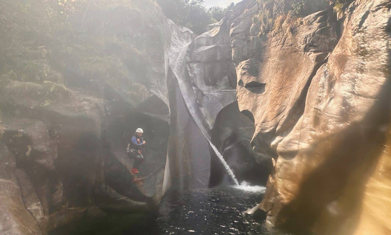 <span style="font-size:1.5em;"> CANYONING </span><br/> Canyoning au Tessin <br/> /// Août 2025 /// <br/><span style="color: #b0cc00;"> Places disponibles </span>