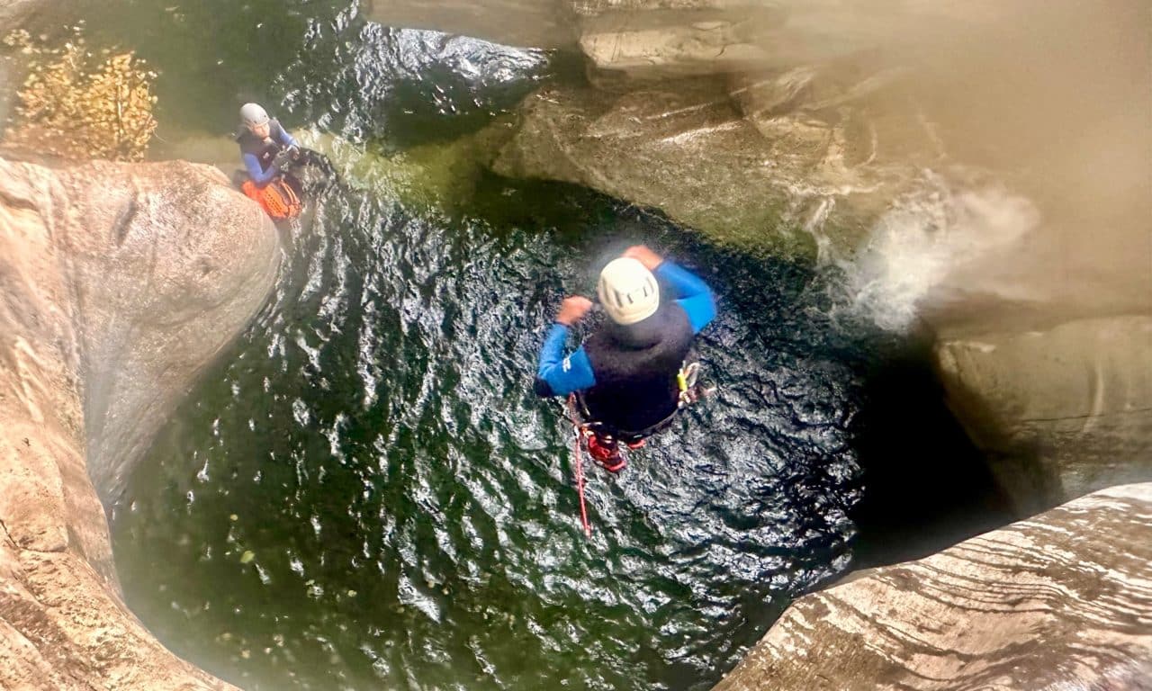 <span style="font-size:1.5em;"> CANYONING </span><br/> Canyoning au Tessin <br/> /// Août 2025 /// <br/><span style="color: #b0cc00;"> Places disponibles </span>