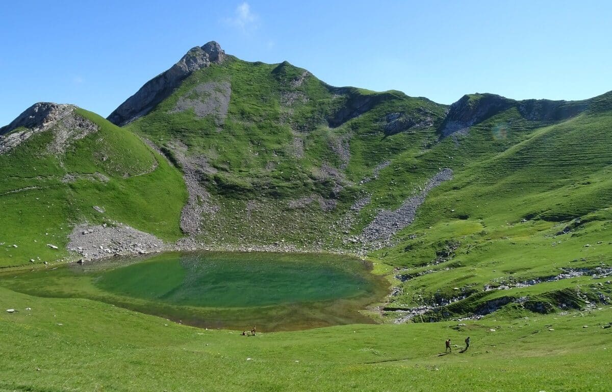 <span style="font-size:1.5em;"> NATURE </span><br> Tour de la Tulle- Mont Charvin<br> /// 6 juin 2025 /// <br><span style="color: #b0cc00;"> Places Disponibles </span>
