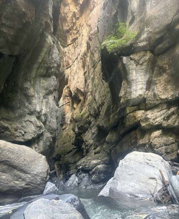 <span style="font-size:1.5em;"> CANYONING </span><br> Canyon de la Morge <br> /// 15 août & 5 septembre 2025 /// <br><span style="color: #b0cc00;"> Places disponibles </span>