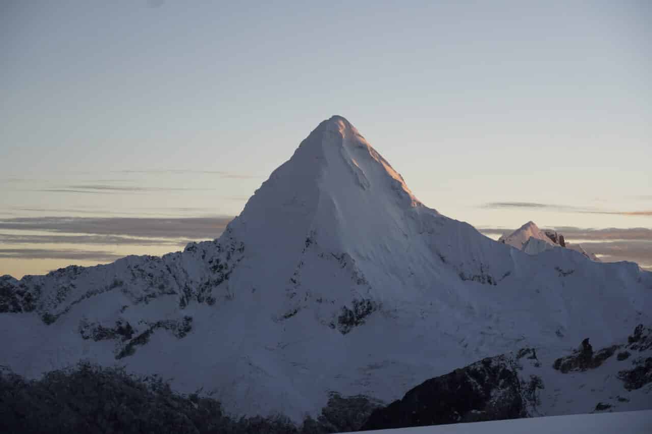 Artesonraju au Pérou, montagne emblématique de la Cordillère Blanche