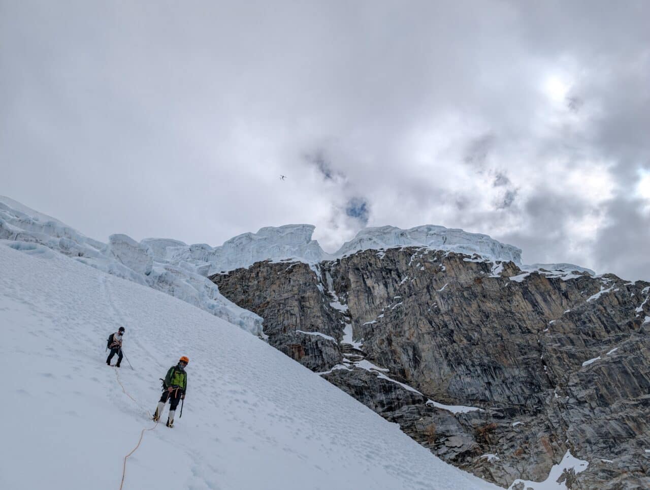 Sauveteurs sur le glacier de l'Artesonraju pendant une recherche de disparus