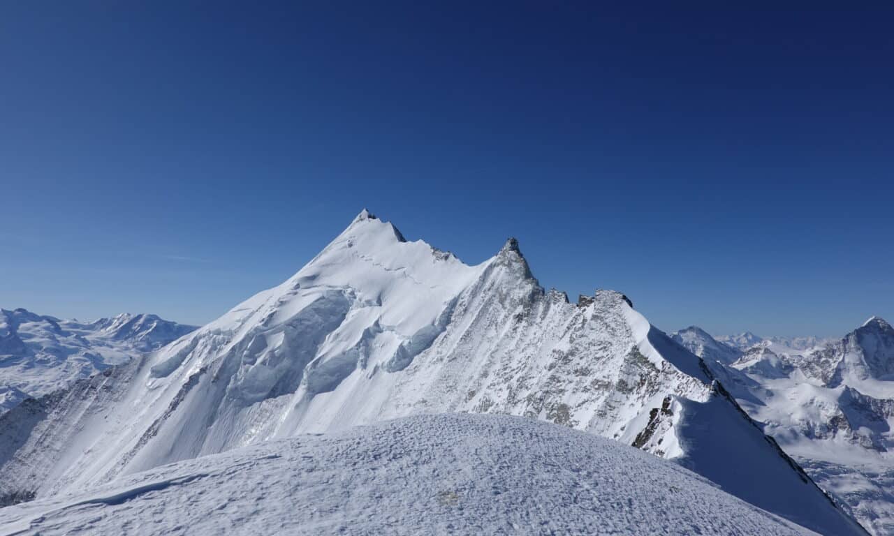 <span style="font-size:1.5em;"> ALPINISME </span><br> Bishorn <br> /// 6-7 septembre 2025 /// <br><span style="color: #b0cc00;"> Places disponibles </span>