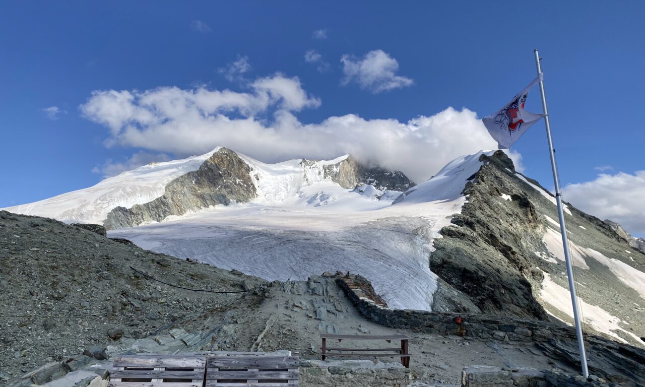 <span style="font-size:1.5em;"> ALPINISME </span><br> Bishorn <br> /// 6-7 septembre 2025 /// <br><span style="color: #b0cc00;"> Places disponibles </span>