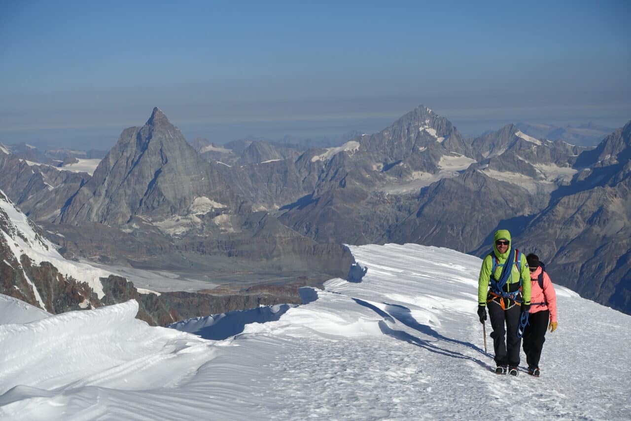 Helyum.ch Traversée du Lyskamm Alex et Marion arrivent au sommet ouest