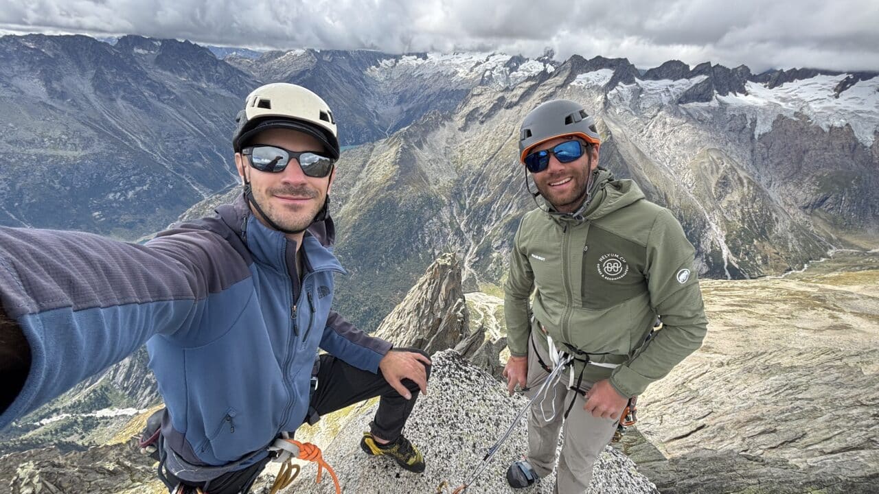 Selfie de Jérôme et Xavier au sommet du Salbitschijen avec la vue sur l’arête ouest