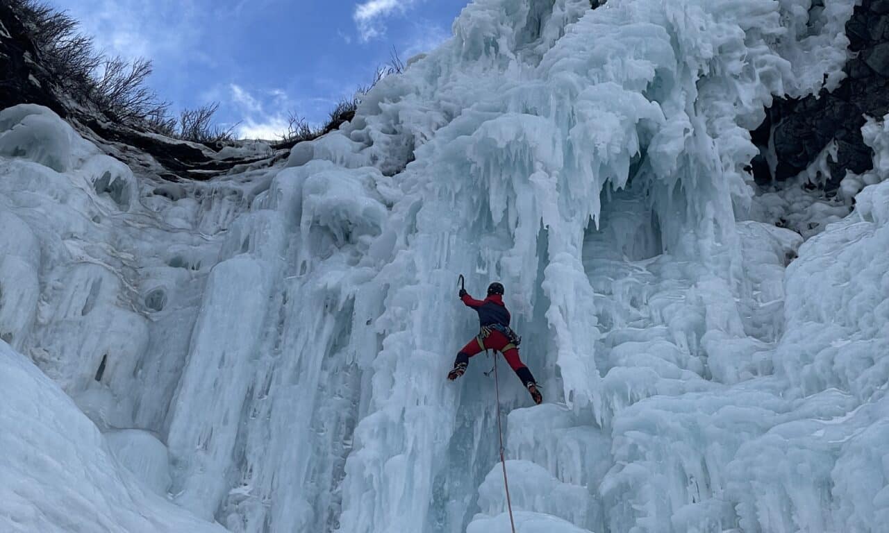 <span style="font-size:1.5em;"> GLACE</span><br> Initiation <br> /// 1 Février 2026 /// <br><span style="color: #b0cc00;"> Places Disponibles </span>