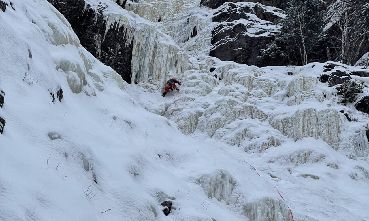 <span style="font-size:1.5em;"> GLACE</span><br> Initiation <br> /// 1 Février 2026 /// <br><span style="color: #b0cc00;"> Places Disponibles </span>