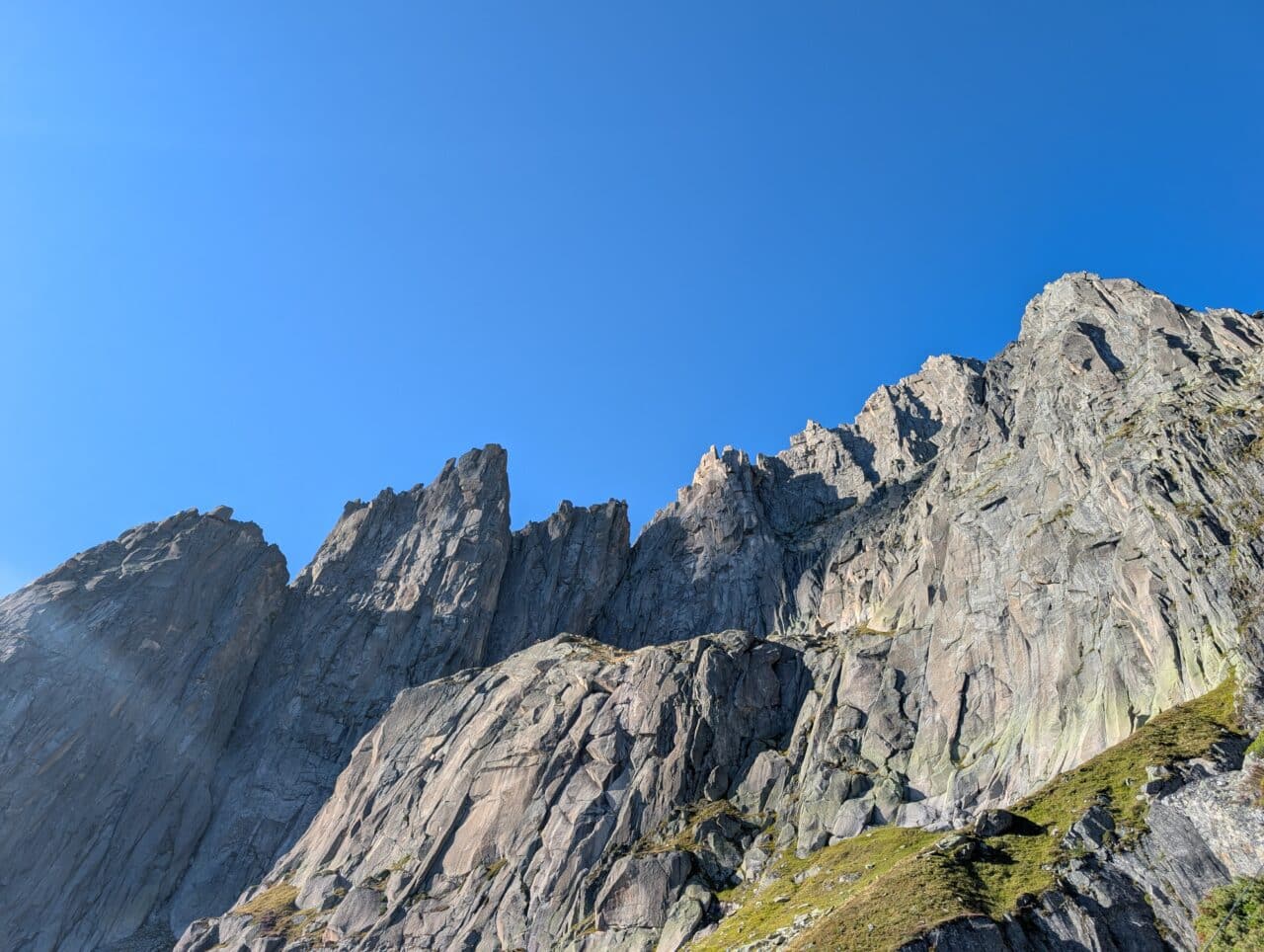L’arête ouest des Salbitschijen est une des plus belles courses rocheuses des Alpes. Parler des Salbitschijen sans évoquer cette arête mythique, c’est un peu comme parler de Zermatt sans le Cervin : impossible. Longue, aérienne et incroyablement esthétique, elle déroule ses six tours successives sur plus de trente longueurs et environ mille mètres d’escalade, dans un granite parfait.