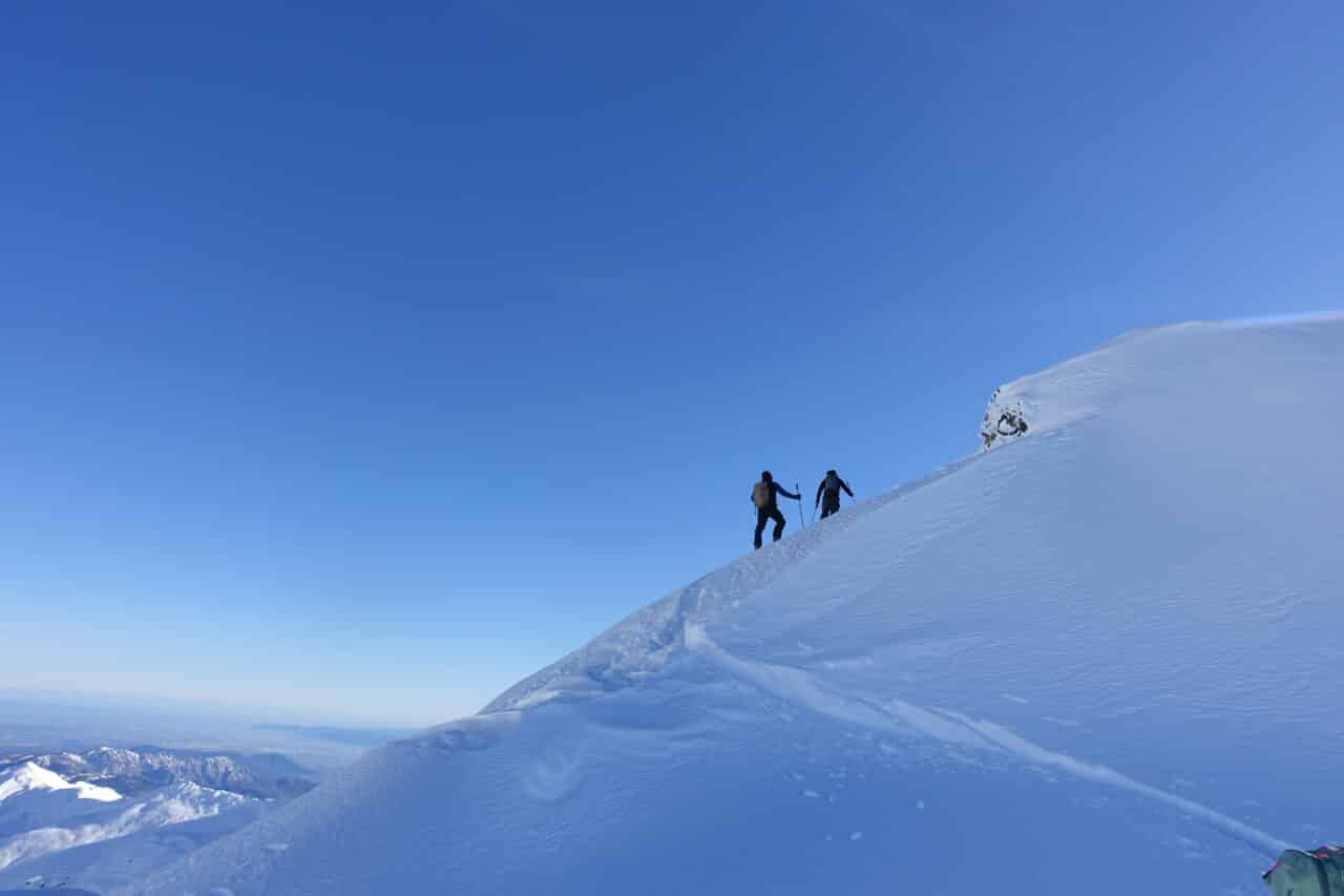Helyum.ch Prali décembre 2025 deux guides du groupe traces