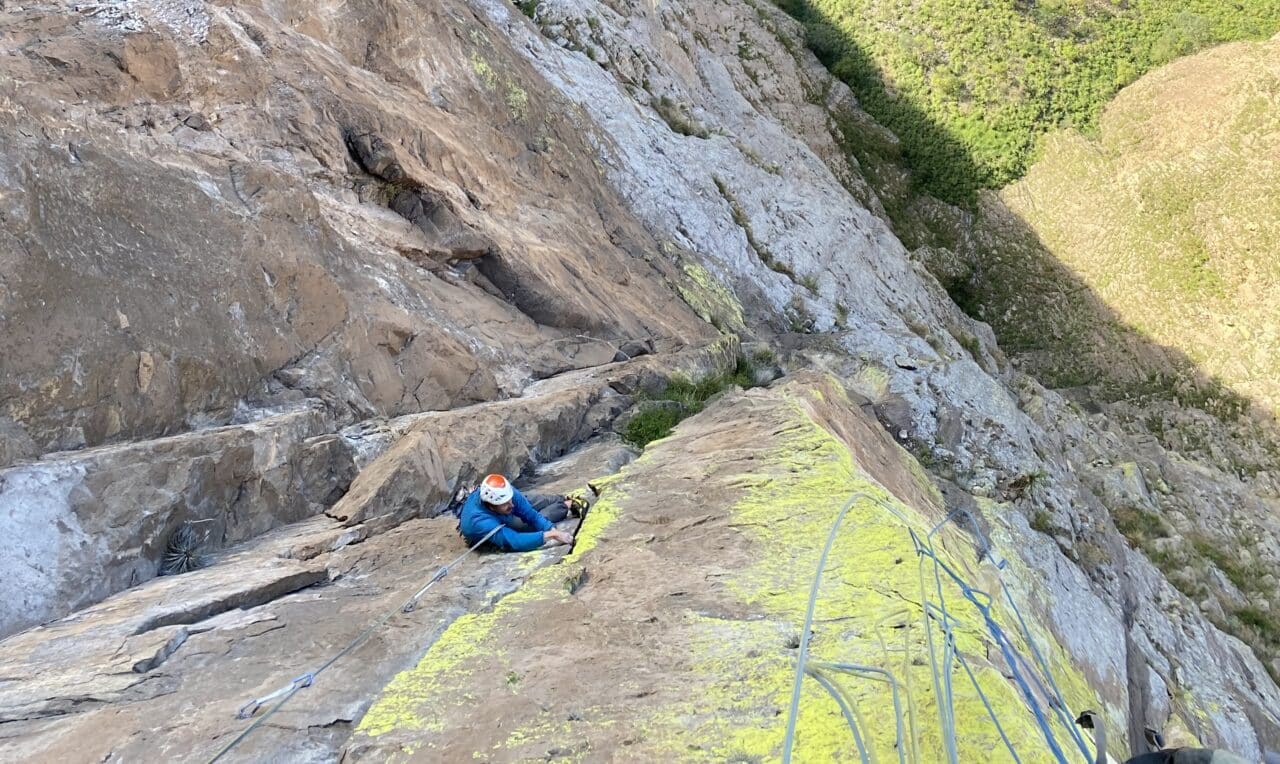 Gianni grimpe une longueur de la voie Logical Progression sur El Gigante.