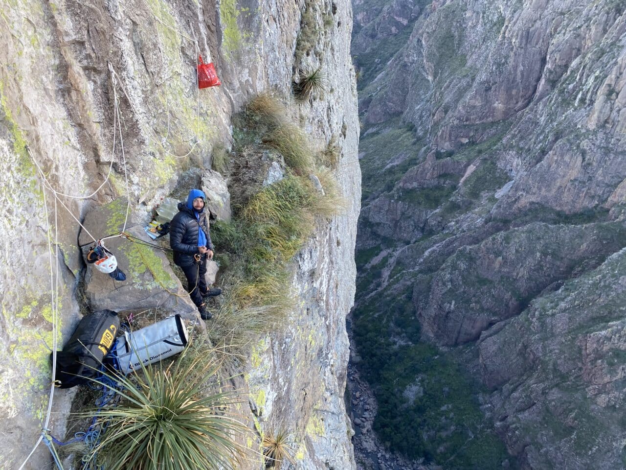 Bivouac Crittin suspendu dans la voie Logical Progression sur El Gigante.