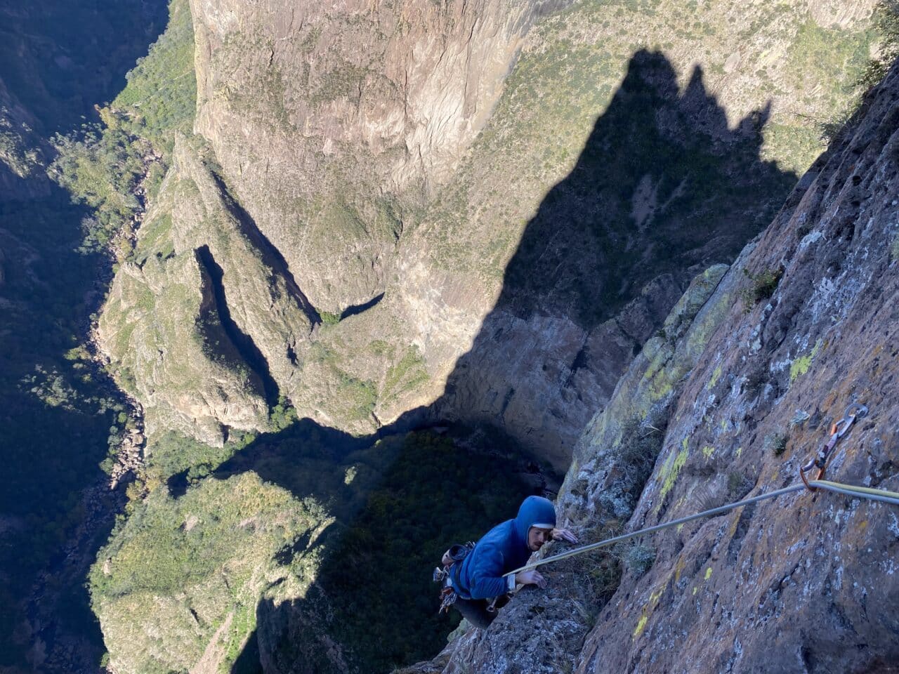 Gianni avec l’ombre massive d’El Gigante projetée derrière lui.