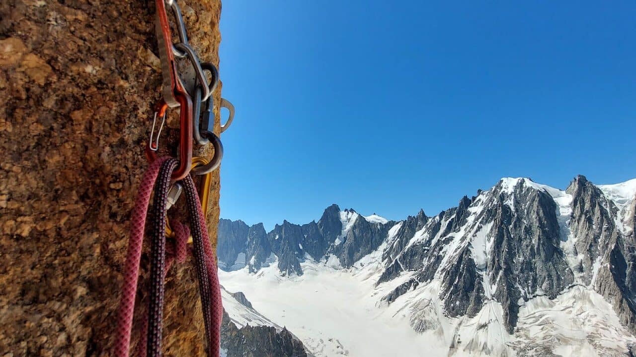 <span style="font-size:1.5em;"> ESCALADE </span><br> Devenir autonome en grandes voies <br> /// 30 et 31 mai 2026 ///<br><span style="color: #b0cc00;"> Places Disponibles </span>