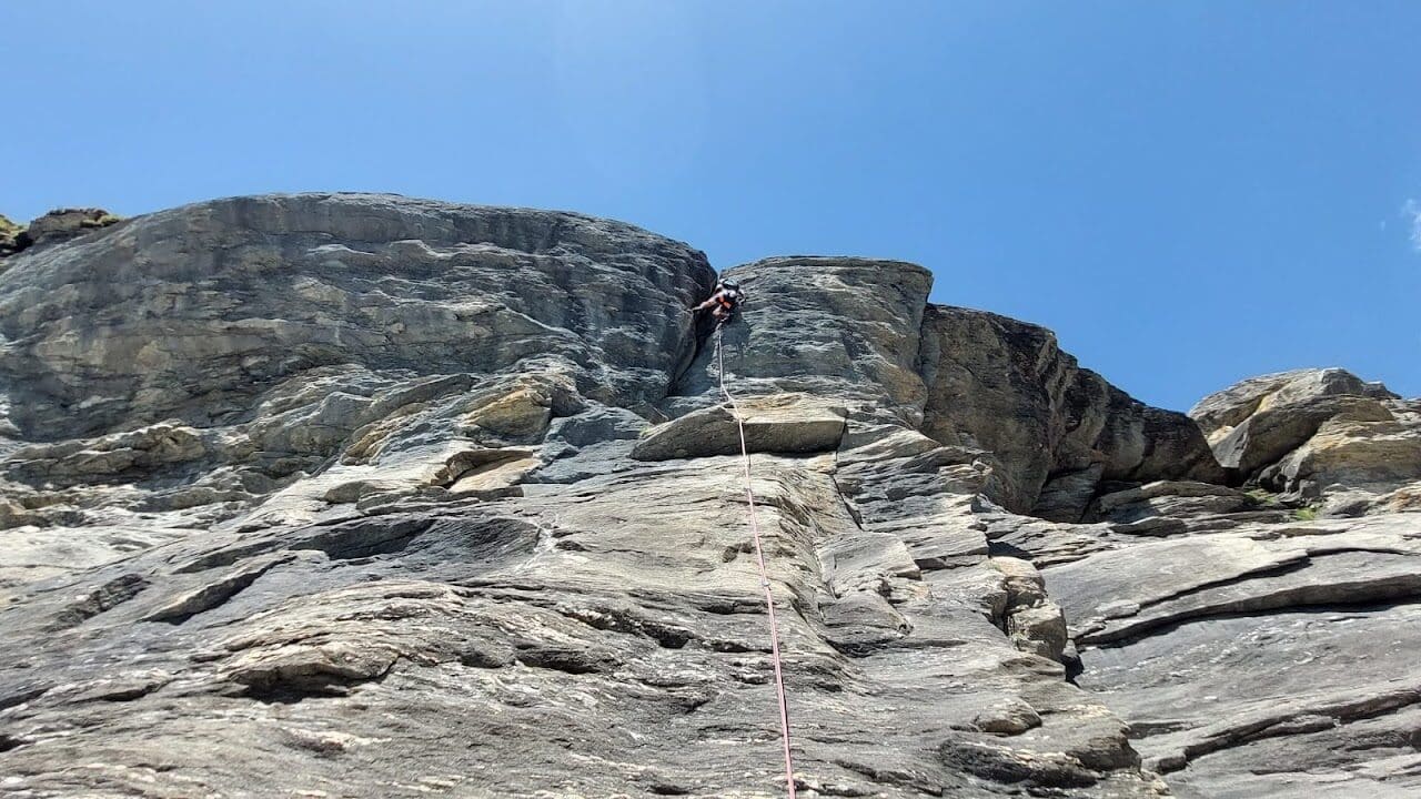 <span style="font-size:1.5em;"> ESCALADE </span><br> Devenir autonome en grandes voies <br> /// 30 et 31 mai 2026 ///<br><span style="color: #b0cc00;"> Places Disponibles </span>