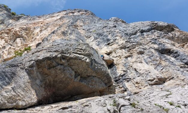 <span style="font-size:1.5em;"> ESCALADE </span><br> Devenir autonome en grandes voies <br> /// 30 et 31 mai 2026 ///<br><span style="color: #b0cc00;"> Places Disponibles </span>