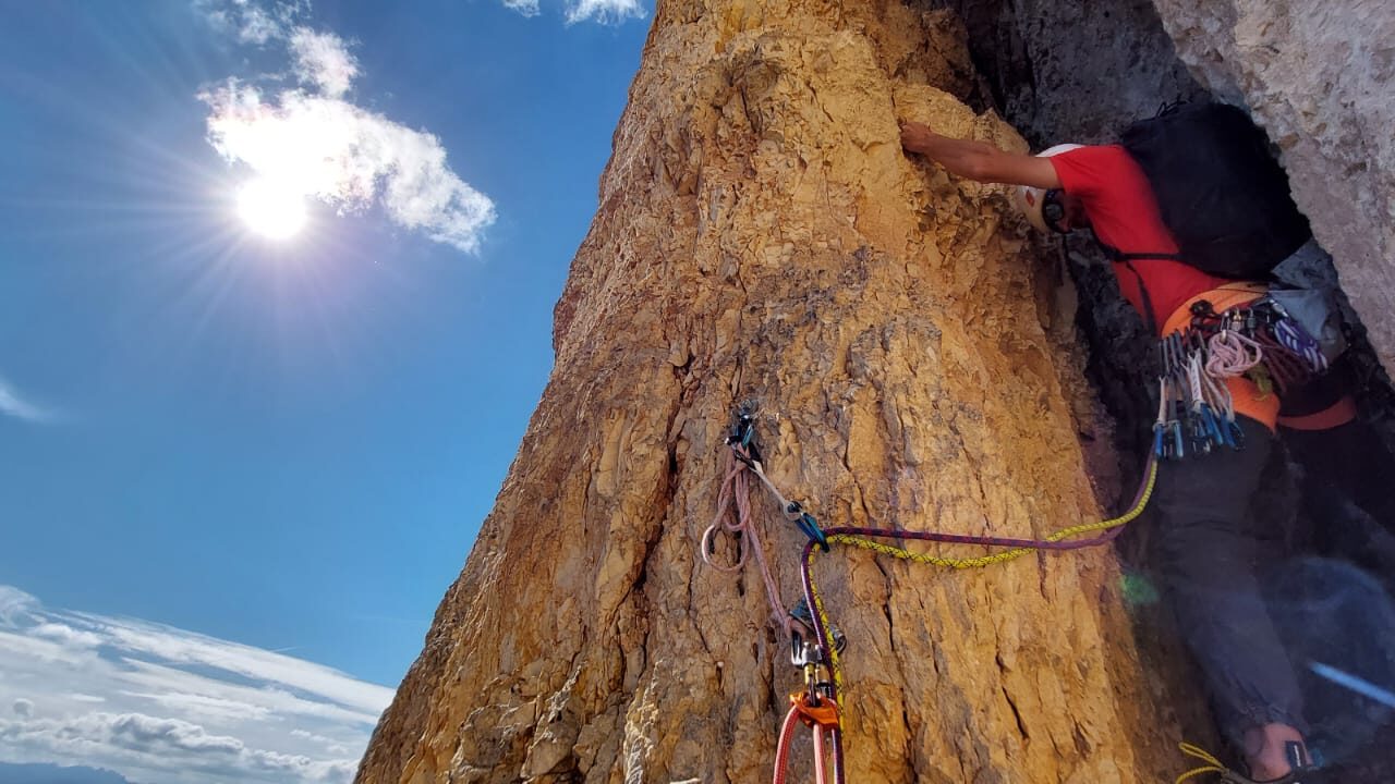 <span style="font-size:1.5em;"> ESCALADE </span><br> Devenir autonome en grandes voies <br> /// 30 et 31 mai 2026 ///<br><span style="color: #b0cc00;"> Places Disponibles </span>