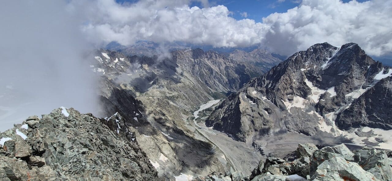 Vue panoramique du Glacier Noir depuis le Pré de Madame Carle dans le massif des Écrins, par beau temps et ciel dégagé