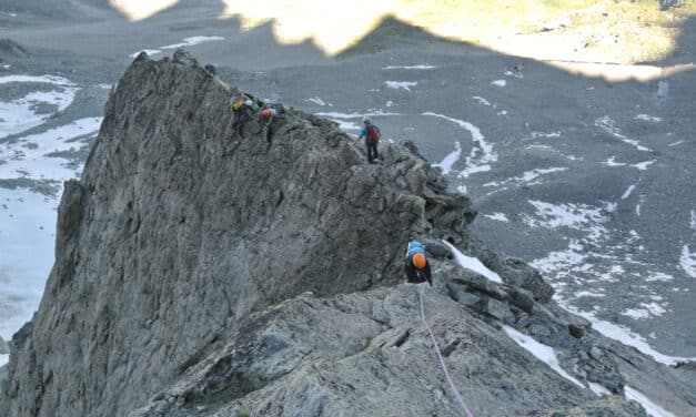 <span style="font-size:1.5em;"> ALPINISME </span><br> Initiation à votre première ascension en AD<br> /// 1 et 2 août /// <br><span style="color: #b0cc00;"> Places disponibles  </span>