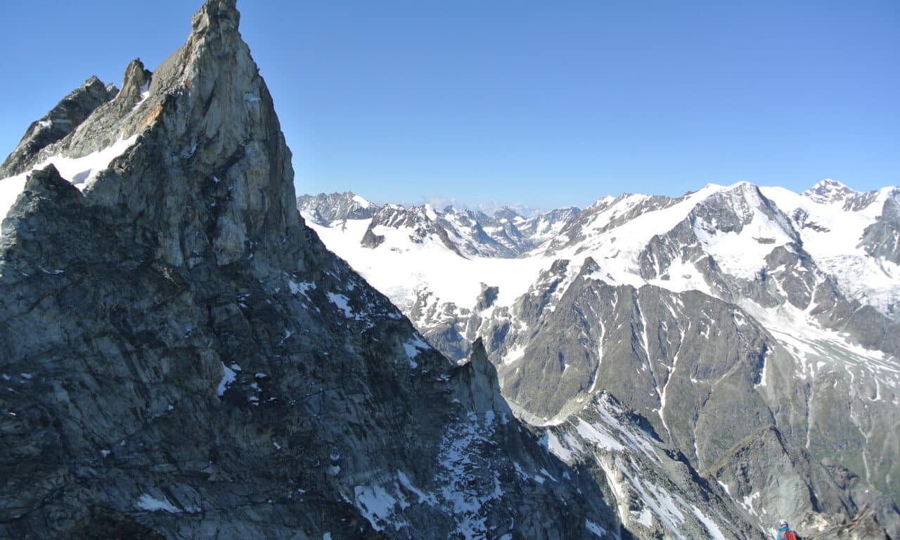 <span style="font-size:1.5em;"> ALPINISME </span><br> Initiation à votre première ascension en AD<br> /// 1 et 2 août /// <br><span style="color: #b0cc00;"> Places disponibles  </span>