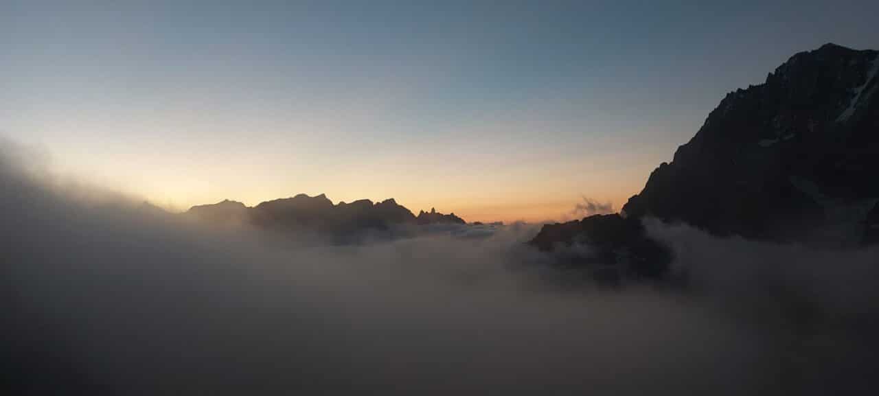 Lever du jour dans le pilier sud de la Barre des Ecrins, au-dessus d'une mer de nuages