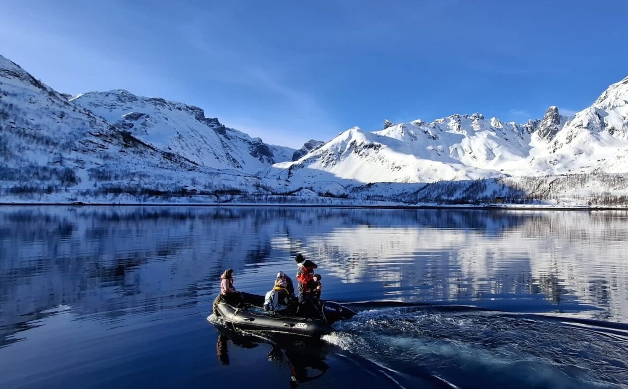 Débarquement en annexe dans un fjord du Finnmark en Norvège