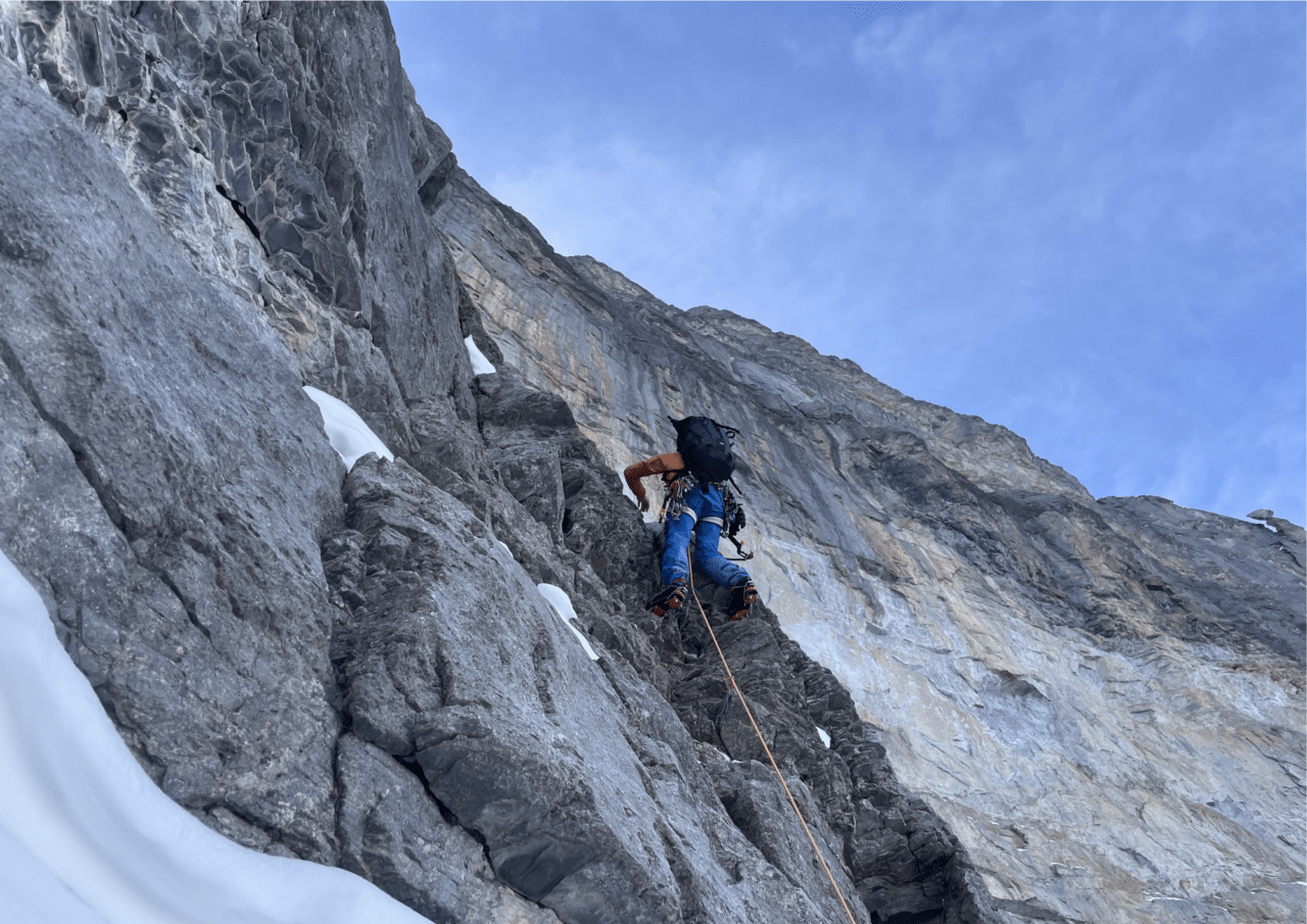 Progression dans la fissure difficile face nord de l’Eiger escalade mixte