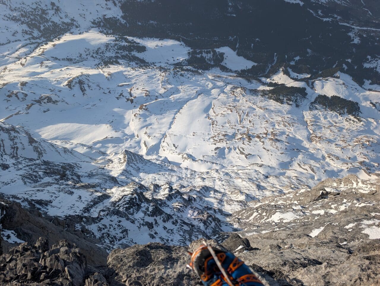 Pied au bord du vide dans la traversée des Dieux face nord de l’Eiger 1500 mètres sous les pieds