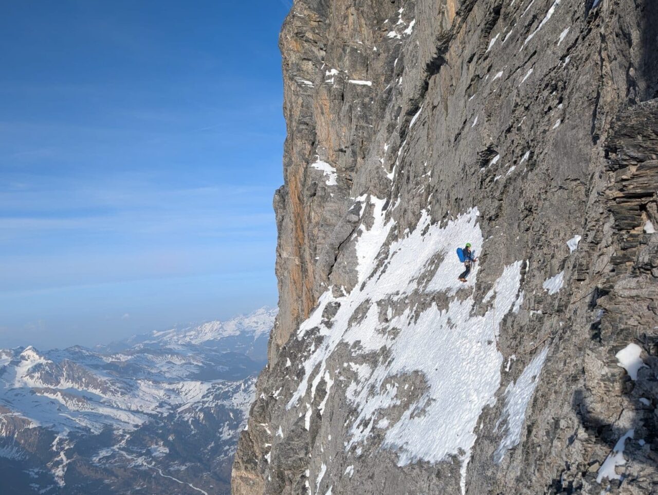 Sortie de la traversée des Dieux face nord de l’Eiger lumière de fin de journée