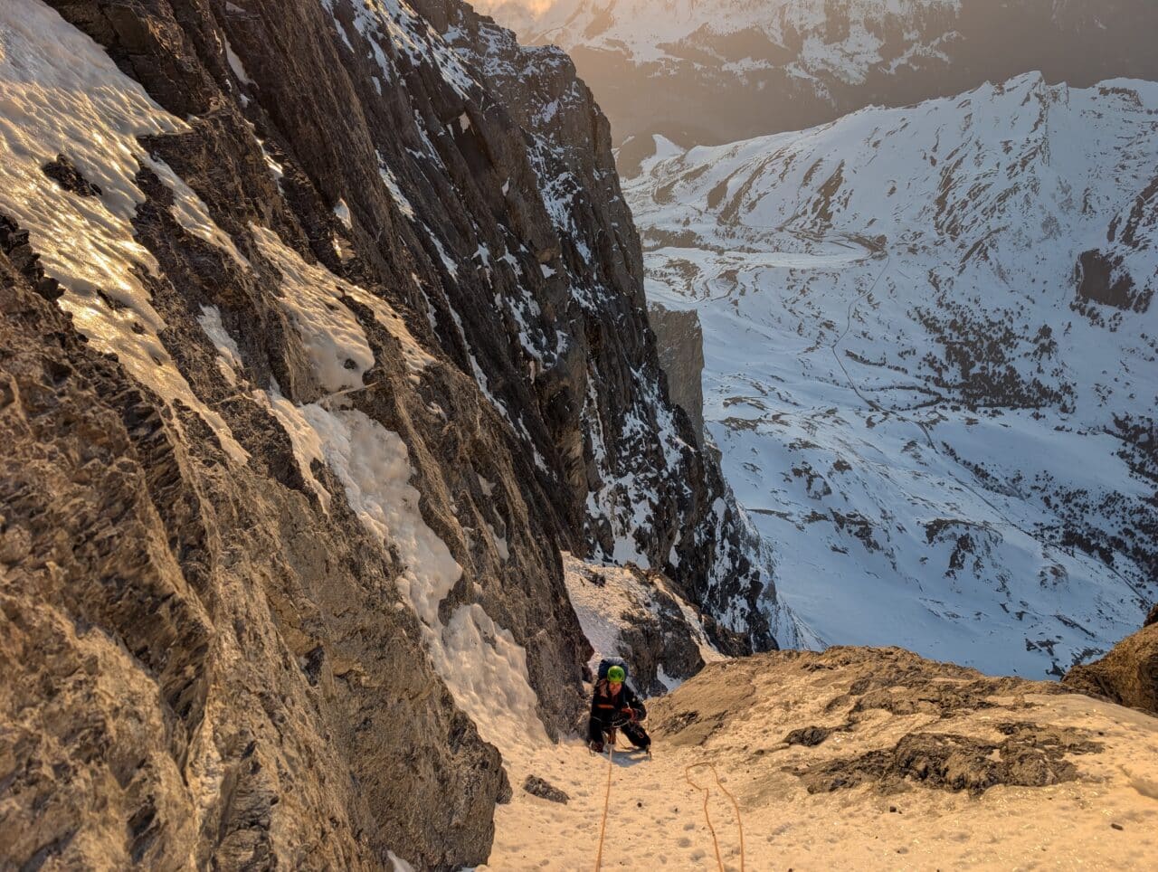 Progression dans les goulottes de sortie face nord de l’Eiger