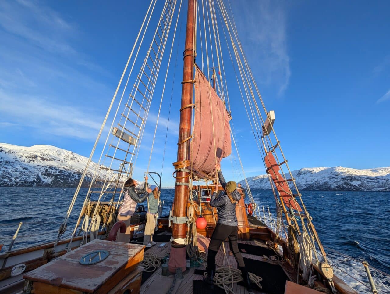 Montée des voiles sur un bateau de ski dans le Finnmark en Norvège lors d’un séjour ski bateau