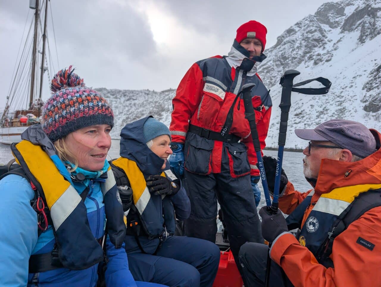 Groupe de skieurs en bateau dans le Finnmark en Norvège lors d’un séjour ski de randonnée avec transfert en annexe