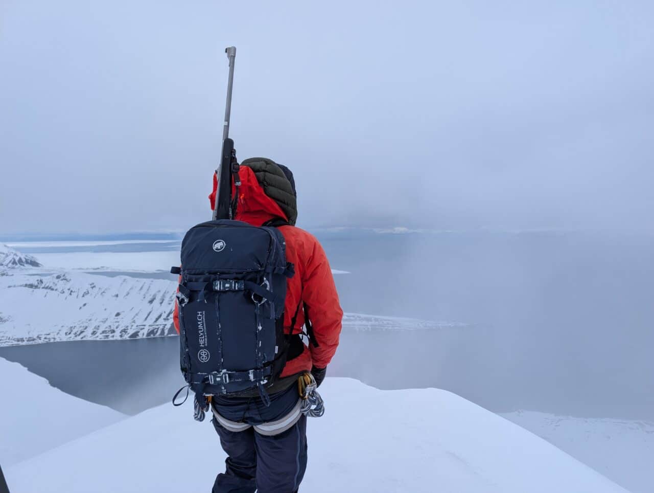 Guide de montagne équipé d'un fusil surveillant les environs au Svalbard