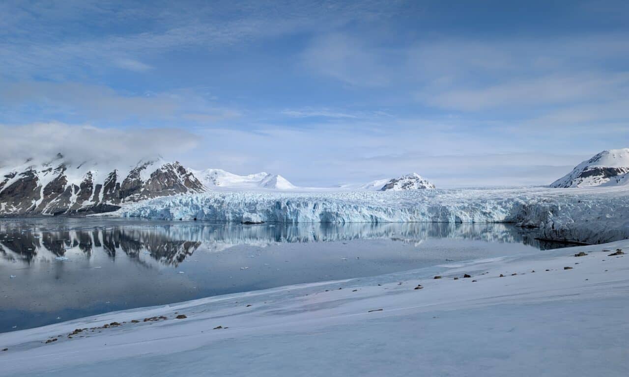 <span style="font-size:1.5em;"> SKI </span><br/> Svalbard Norvège <br/> /// 24-30 mai 2027 /// <br/><span style="color: #b0cc00;"> Places Disponibles </span>