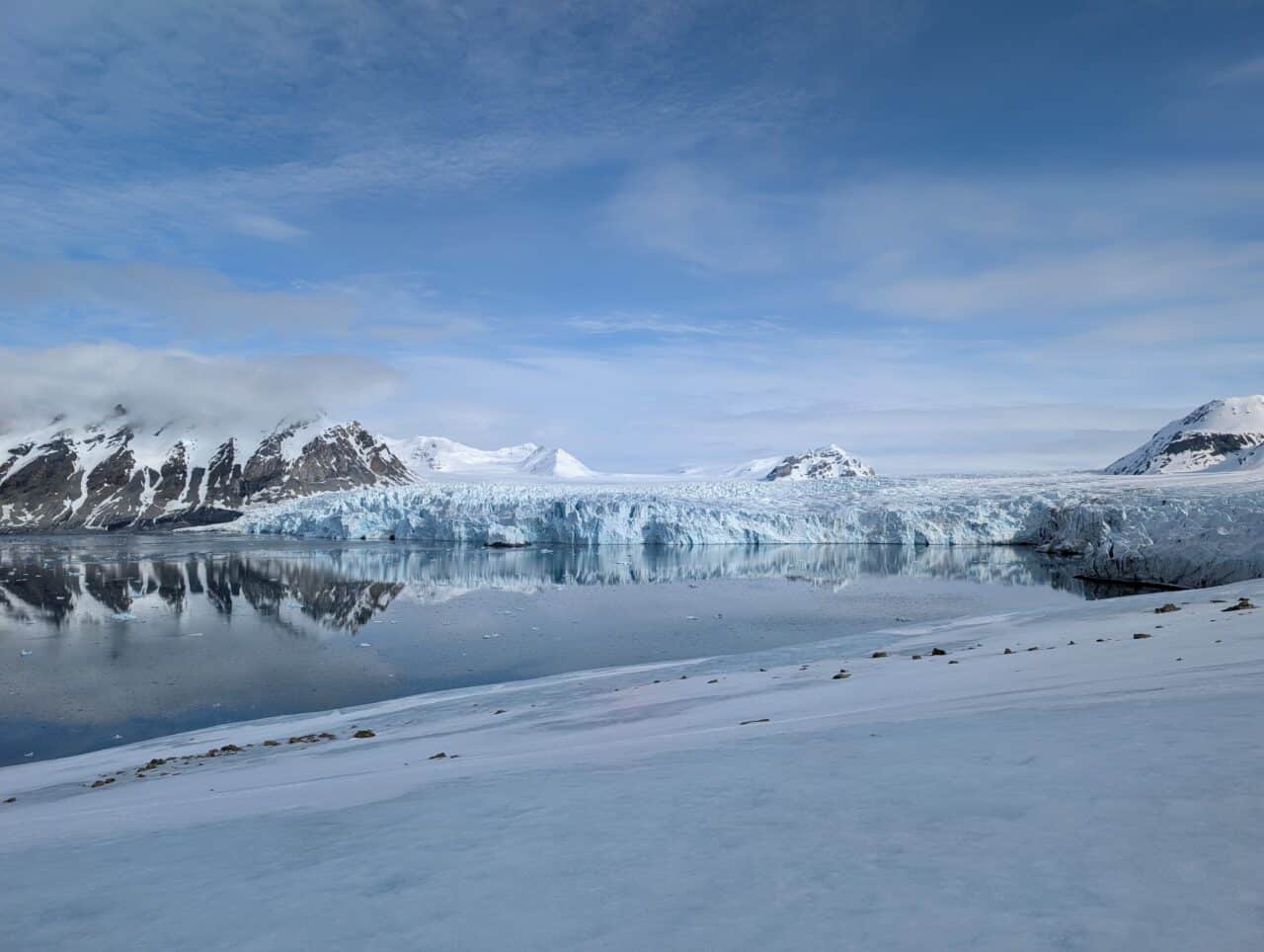Front glaciaire se jetant dans un fjord du Svalbard