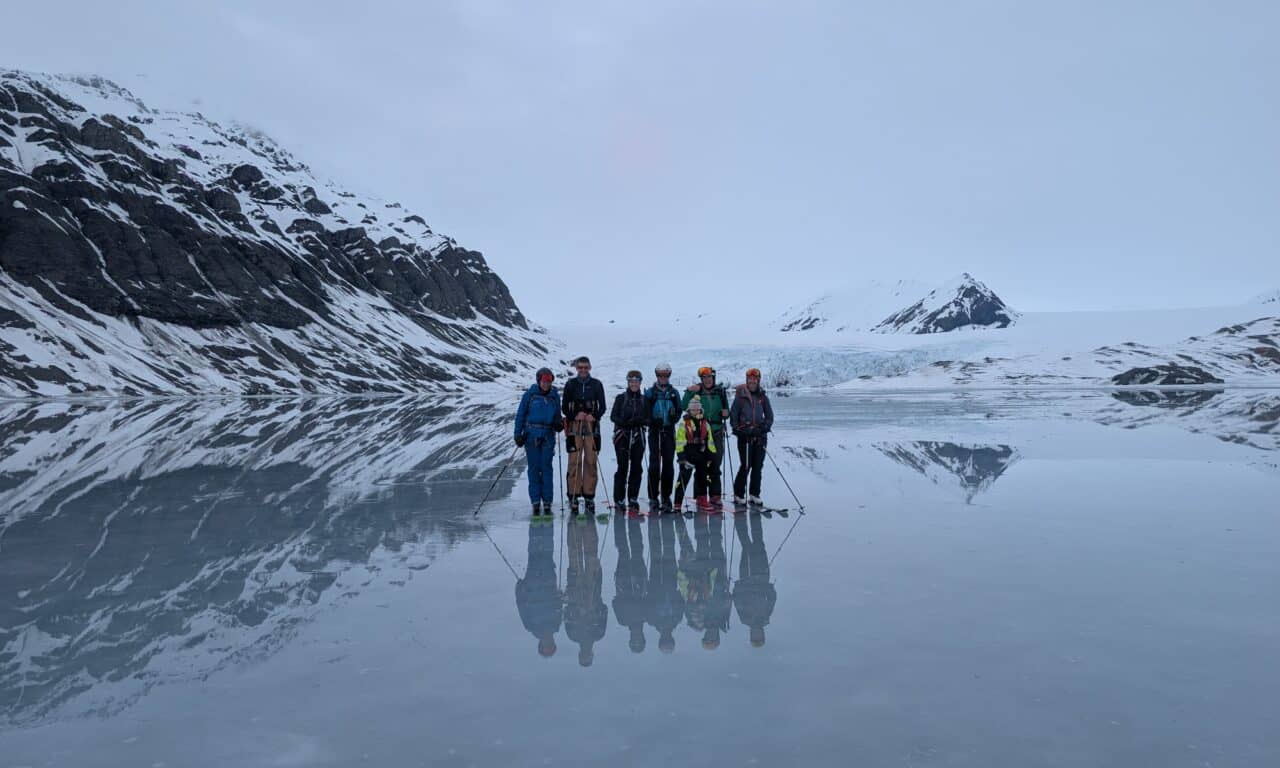 <span style="font-size:1.5em;"> SKI </span><br/> Svalbard Norvège <br/> /// 24-30 mai 2027 /// <br/><span style="color: #b0cc00;"> Places Disponibles </span>