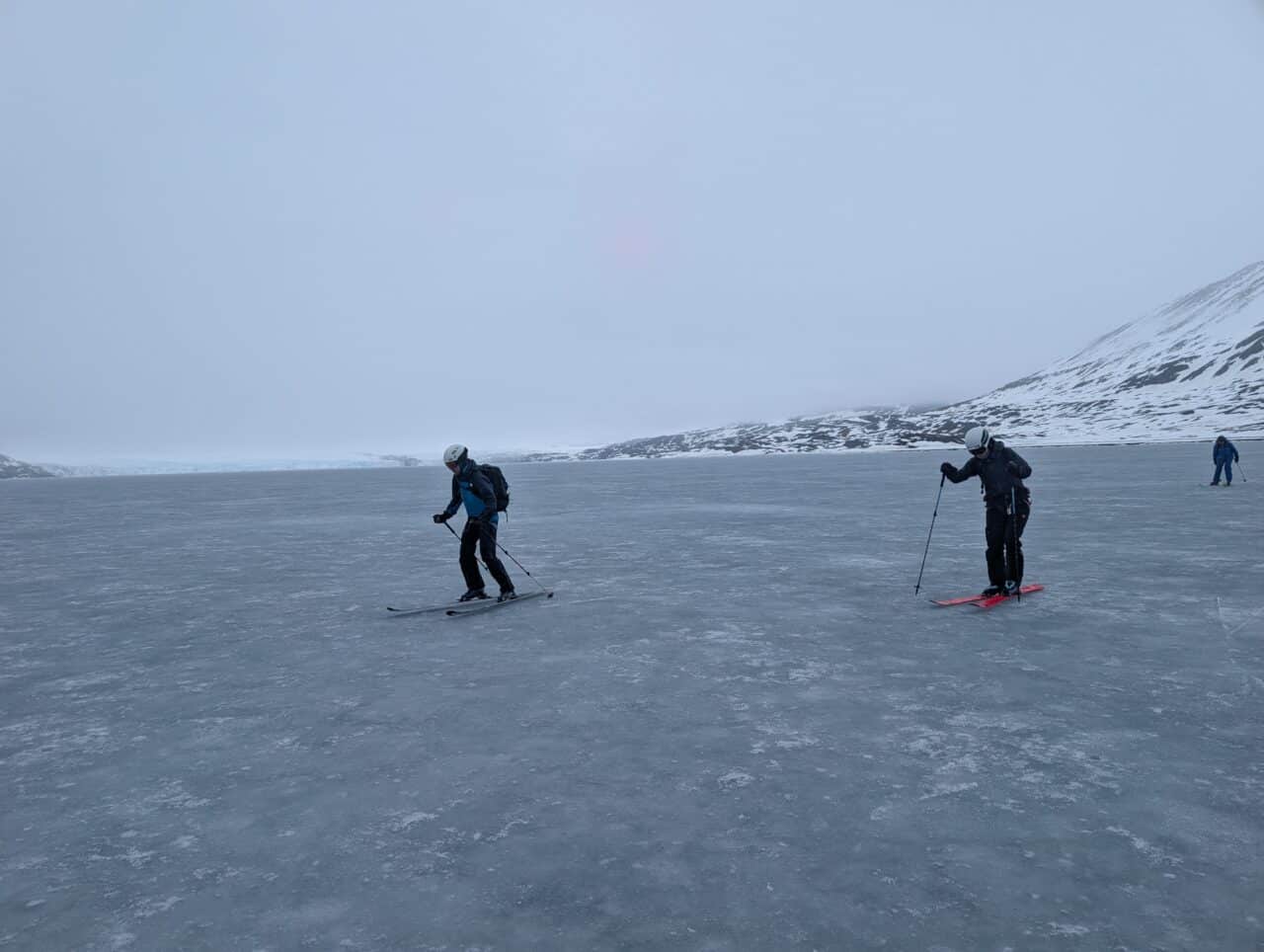 Skieurs pratiquant le skating sur une banquise lisse au Svalbard