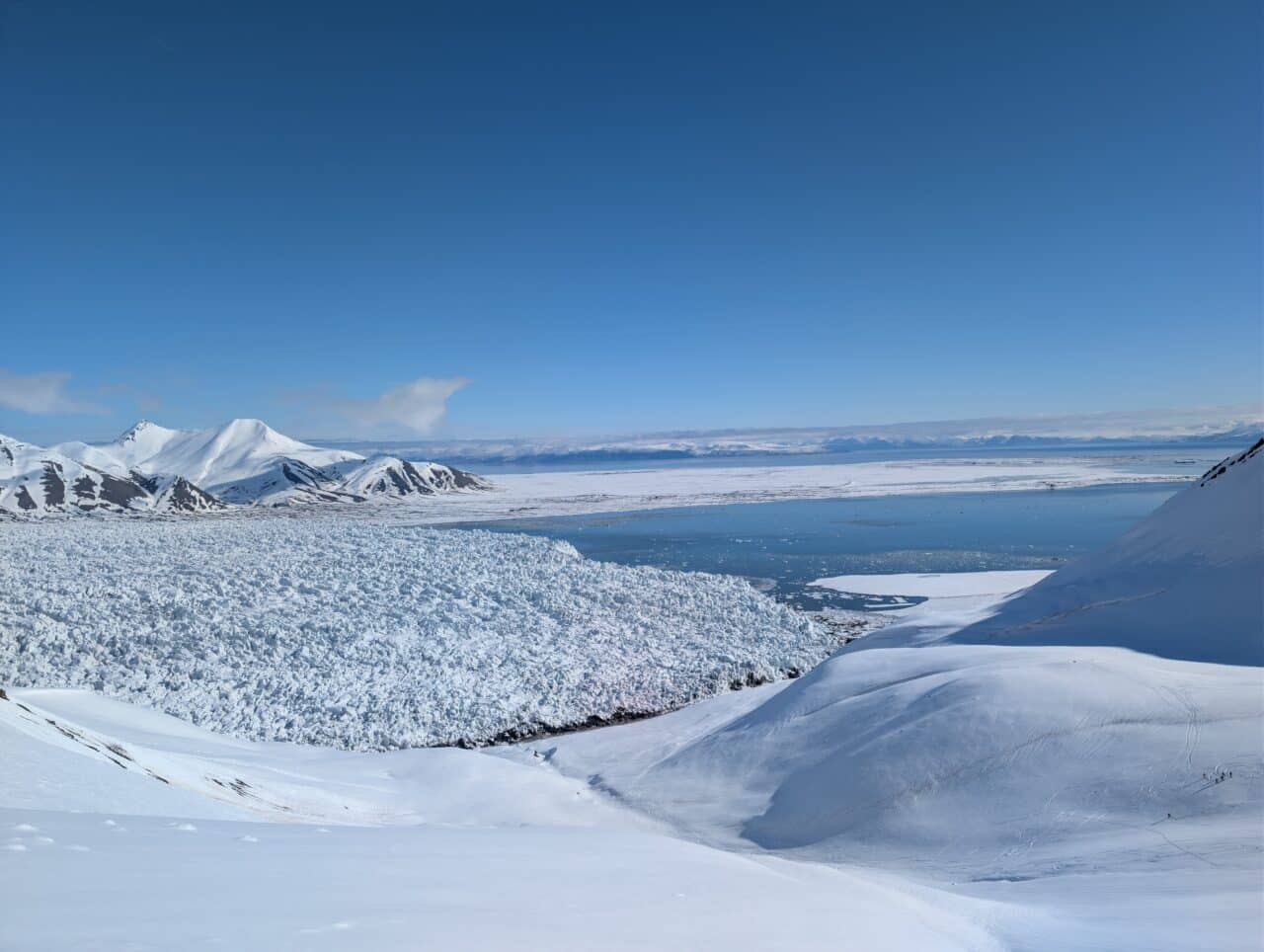 Immense glacier descendant vers la mer dans un fjord du Svalbard