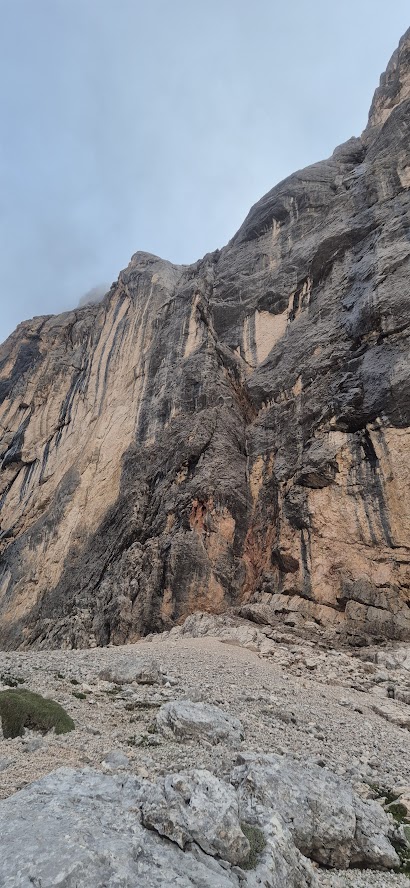 Grimpeur évoluant dans la voie Vinatzer sur la face sud de la Marmolada, au cœur des impressionnantes parois calcaires des Dolomites.