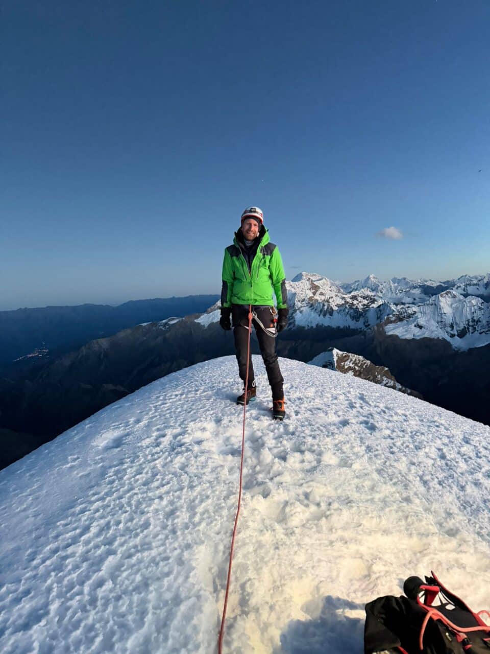 Helyum.ch Pérou 2026 trek et ascensions. Jonathan au sommet du Tocclaraju