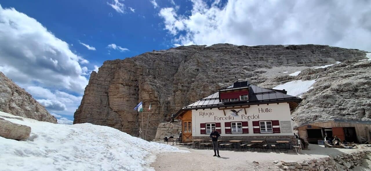 Le refuge Forcella Pordoi situé sous les falaises du Sass Pordoi dans le massif du Sella, au cœur des Dolomites italiennes.