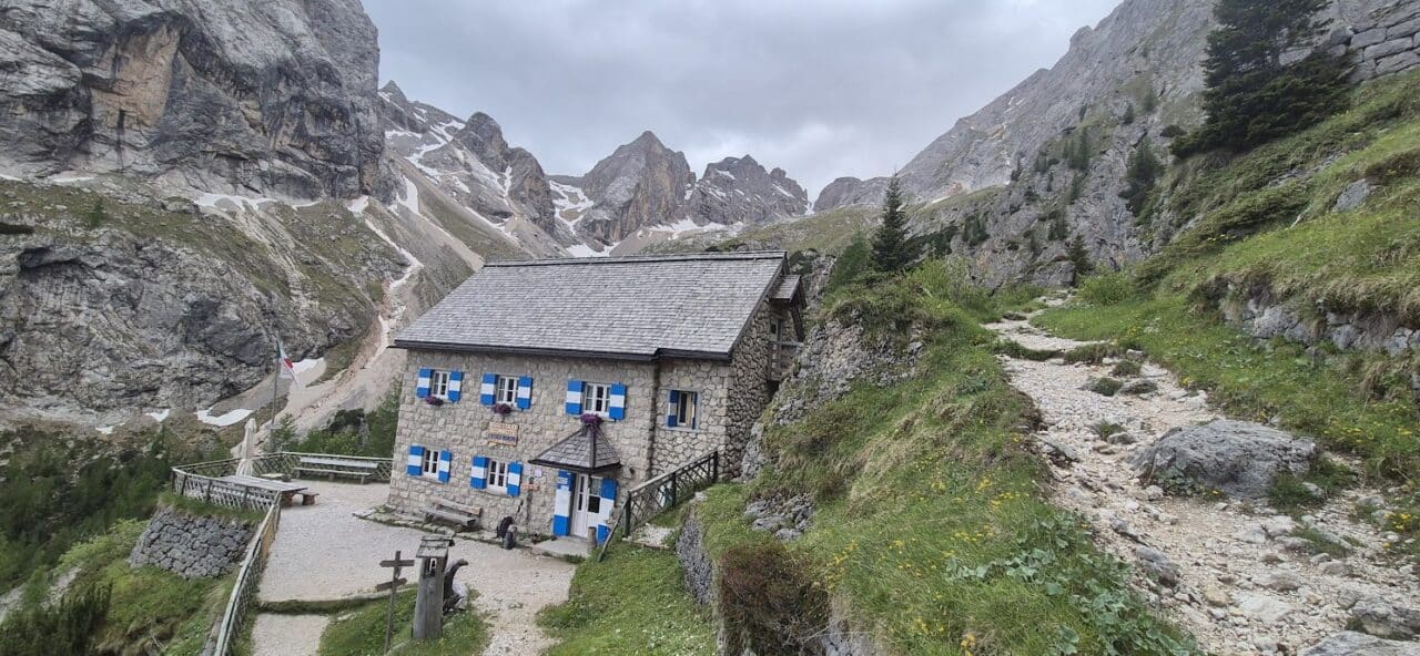 Le refuge Onorio Falier dans le Val Ombretta, dominé par l'imposante face sud de la Marmolada dans les Dolomites italiennes.