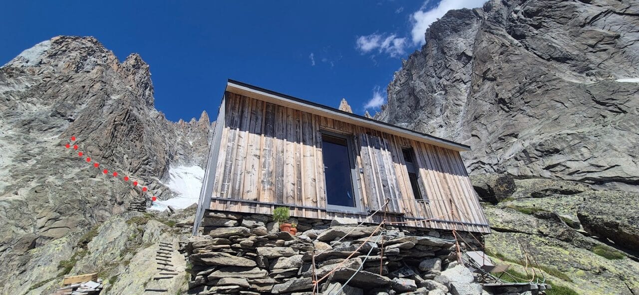 Refuge de la Charpoua dans le massif du Mont‑Blanc, perché au-dessus du glacier avec vue sur les Drus