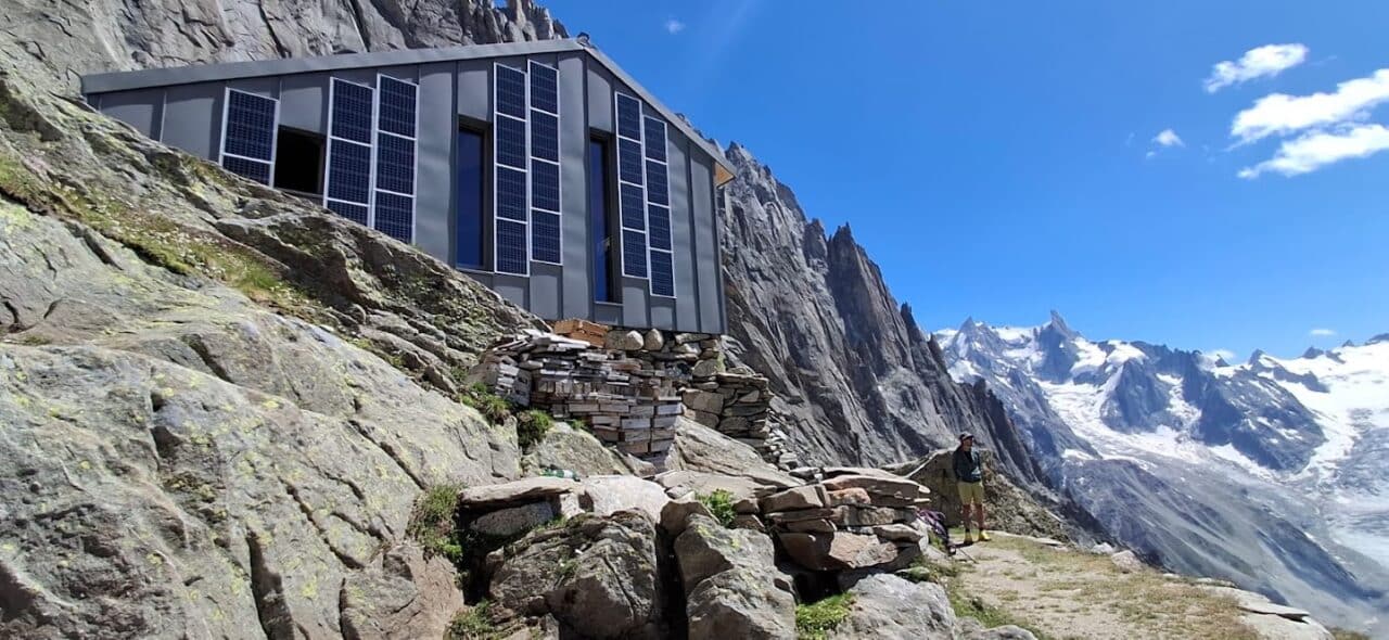 Refuge de la Charpoua dans le massif du Mont‑Blanc, perché au-dessus du glacier avec vue sur les Drus