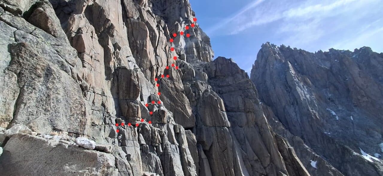 Itinéraire en pointillé de la dernière partie de la voie Contamine aux Drus après la fenêtre du Trident