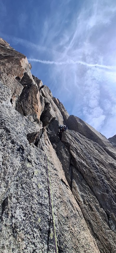 Grimpeur dans la traversée avant la longueur finale de la voie Contamine aux Drus, en pleine ascension alpine