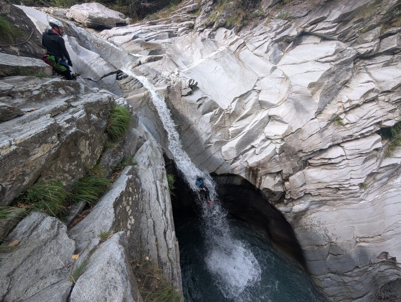 Canyonneur descendant une cascade dans le canyon de Gondo en Suisse