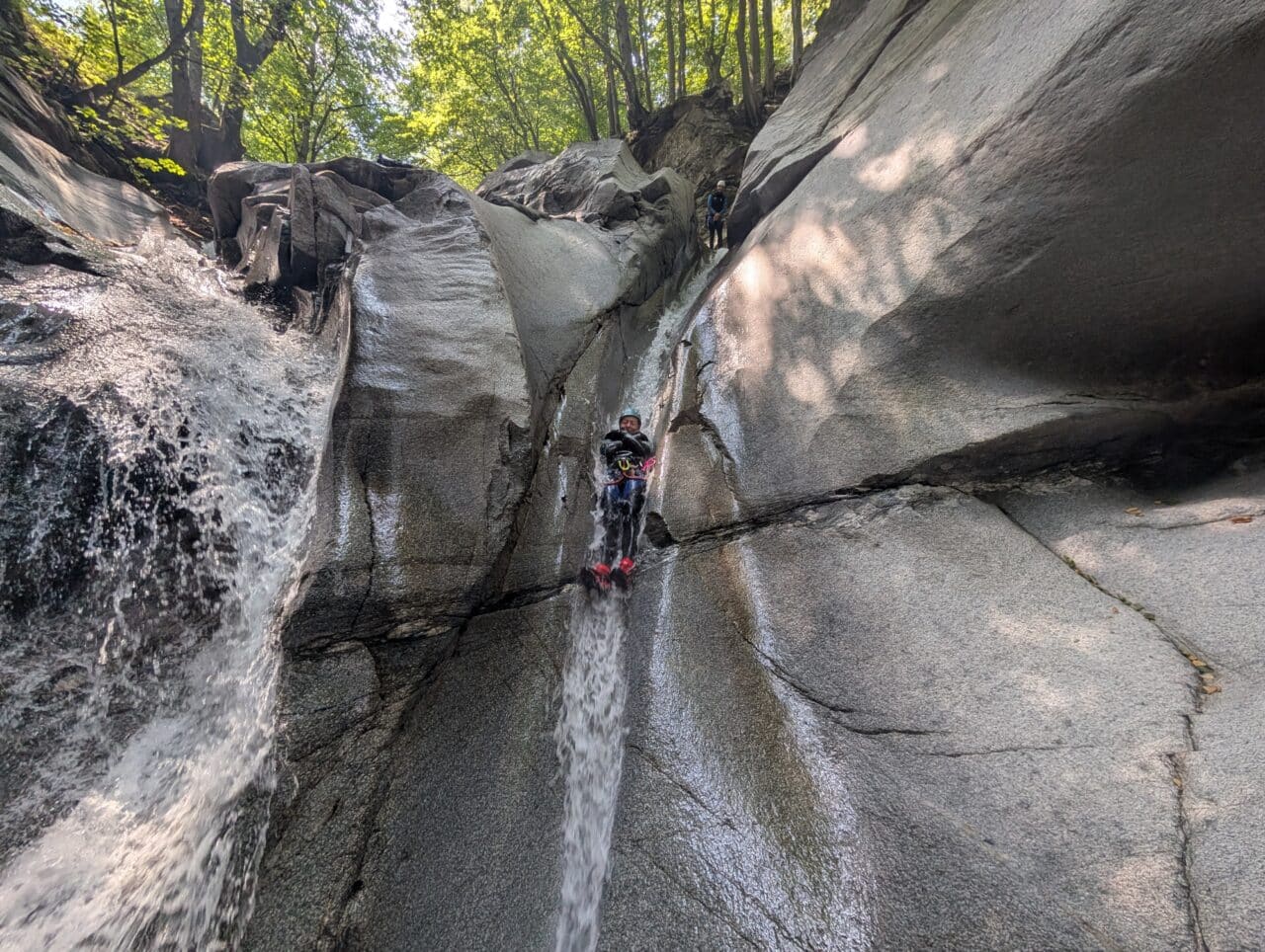 Canyonneur en descente dans une cascade du canyon de Gondo en Suisse