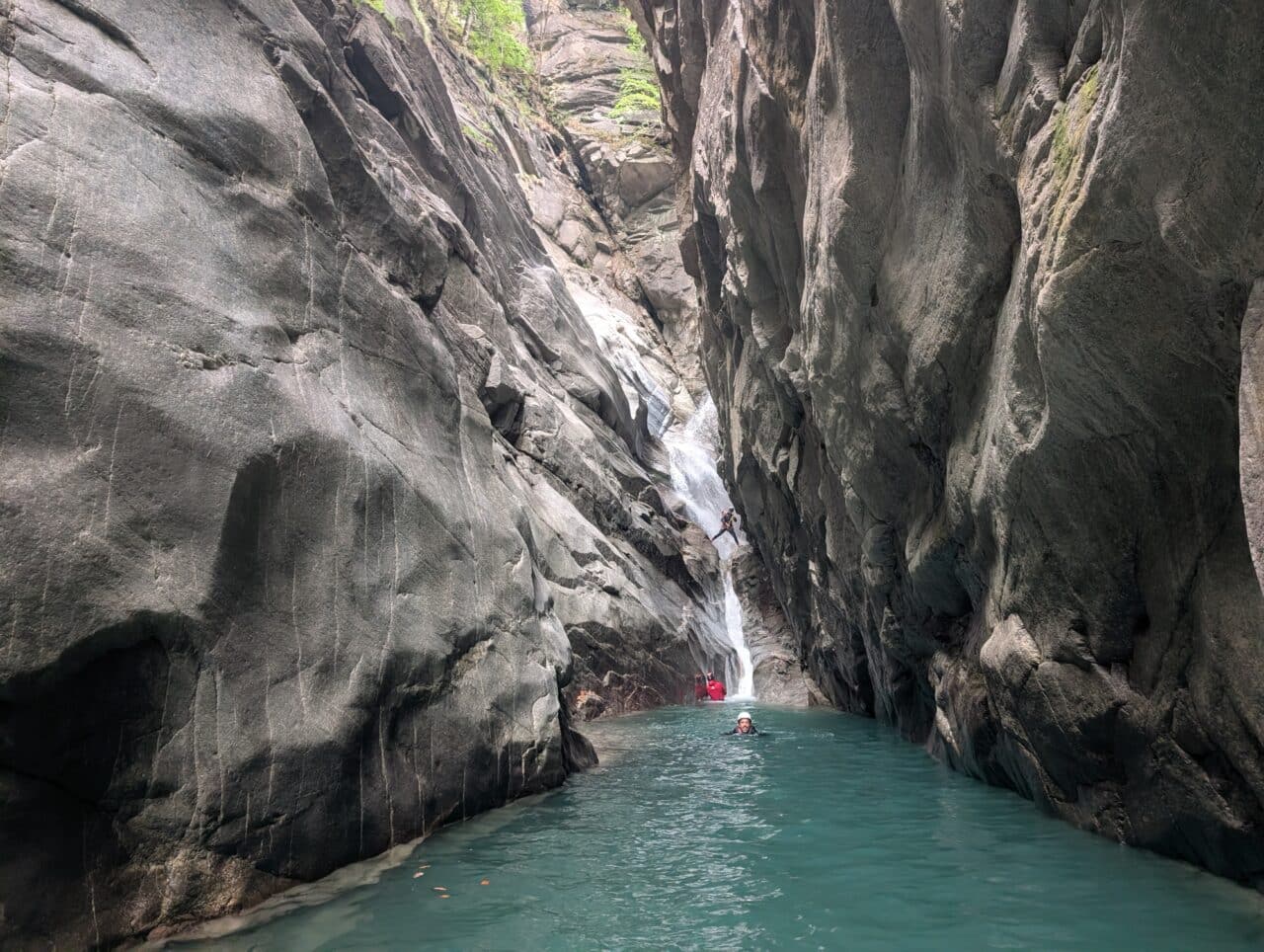 Canyon de Gondo avec des canyonneurs dans une gorge étroite en Valais suisse